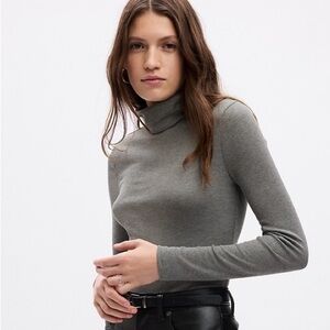 Charcoal gray long sleeve ribbed turtle neck in large tall